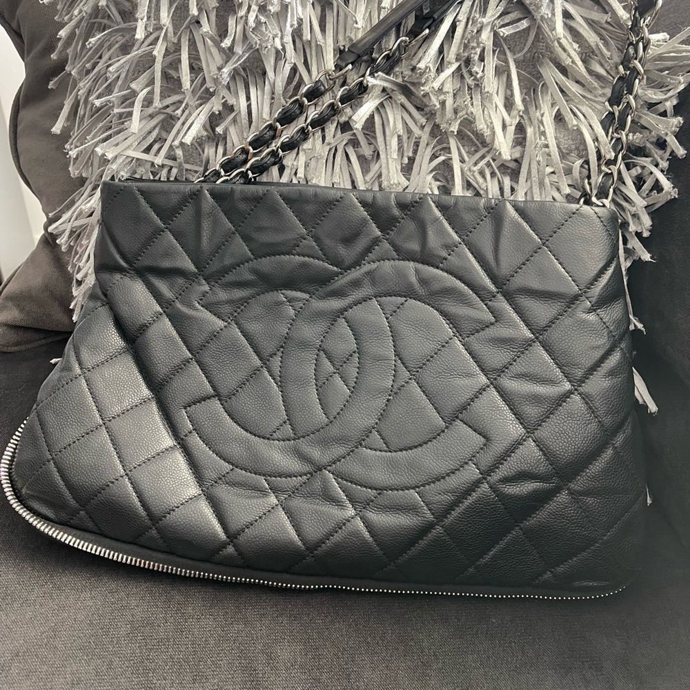 CHANEL
Caviar Quilted Expandable Zip Shoulder Bag Black